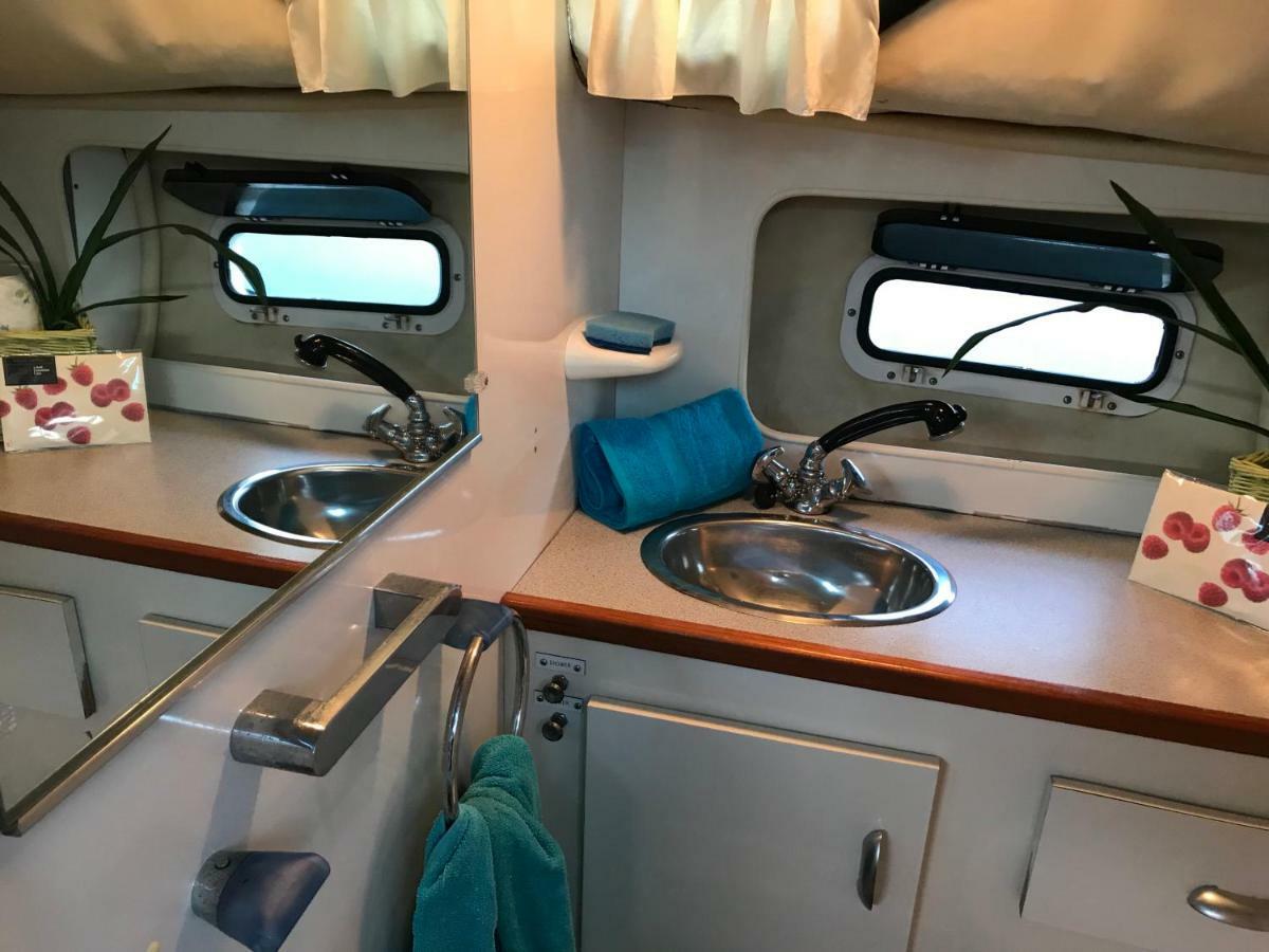 Yacht Experience Barcelona Hotel Сант Адриа де Бесос Екстериор снимка